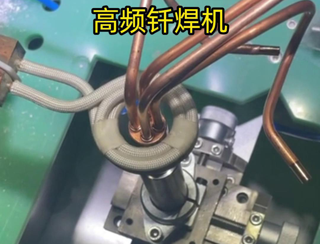 在双工位自动感应钎焊设备中，每个工位都配备了独立的感应加热系统和钎焊工具，确保两个工位可以同时进行焊接作业