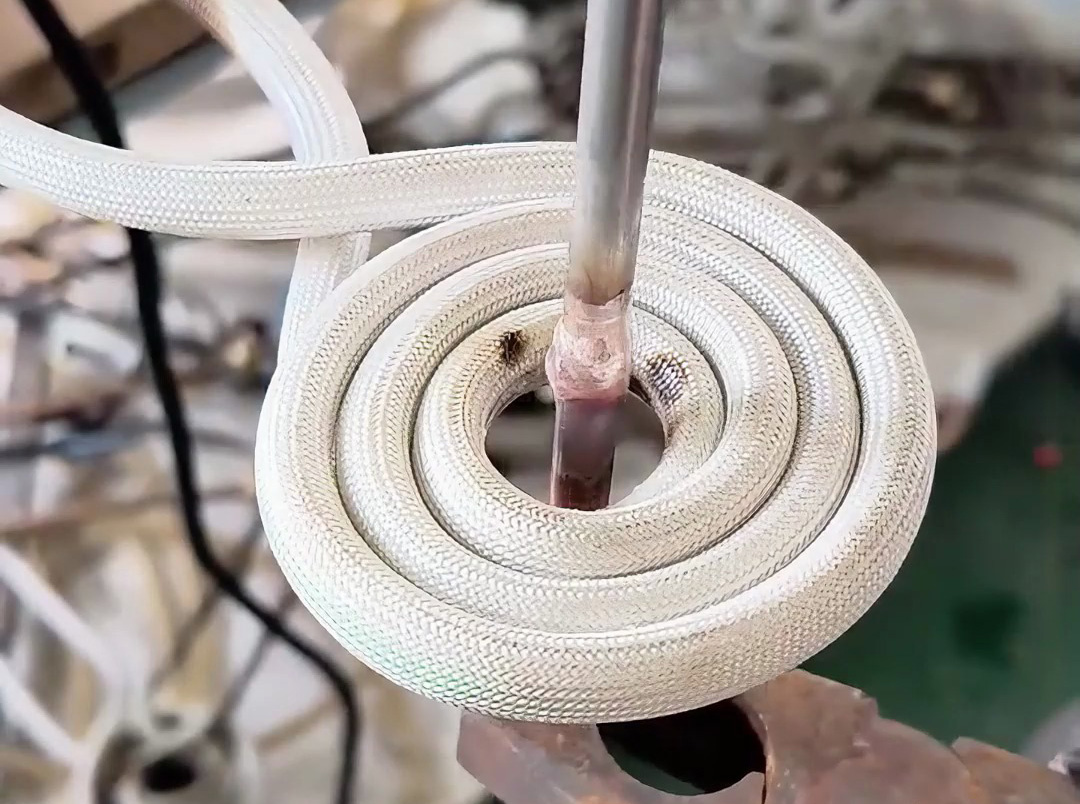 使用高频焊接机对铜铝管实施焊接，整个过程只要5-7秒钟就可以完成