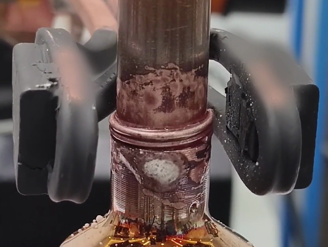 机械手带动手持式高频焊机左扭右拧，这样焊接铜管效果更均匀